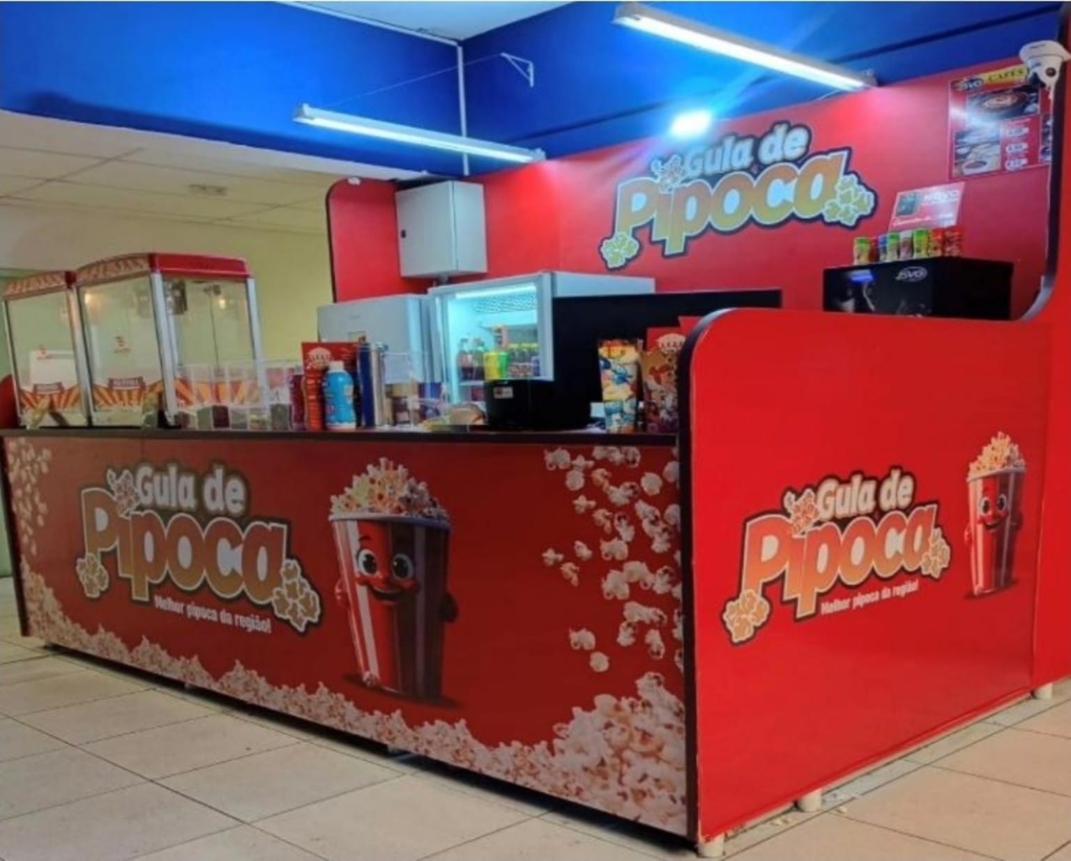 Quiosque Gula de Pipoca com balcão vermelho e máquinas de pipoca